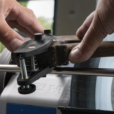 AX 40 axe jig sharpening from below kuva